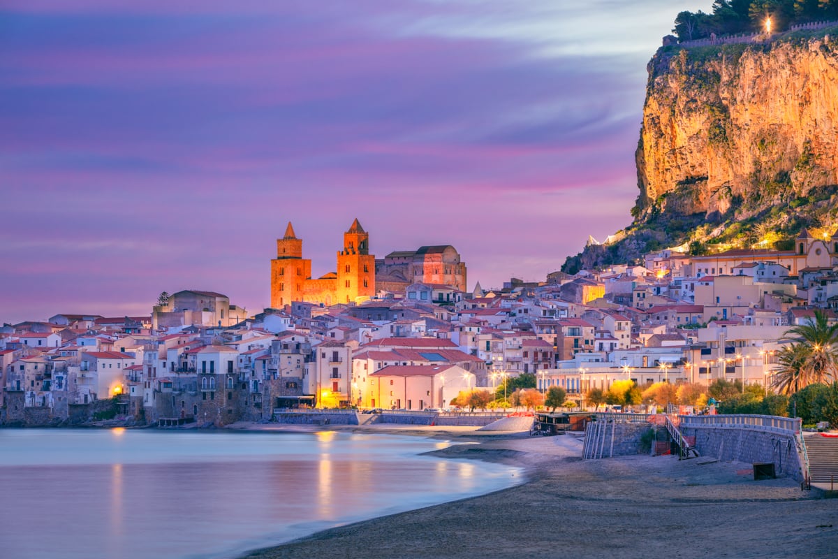 Plage de Cefalù avec la cathédrale normande en arrière-plan
