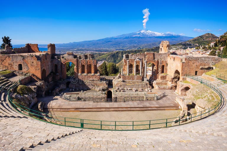 Vue sur le Teatro Antico de Taormina avec l'Etna en arrière-plan